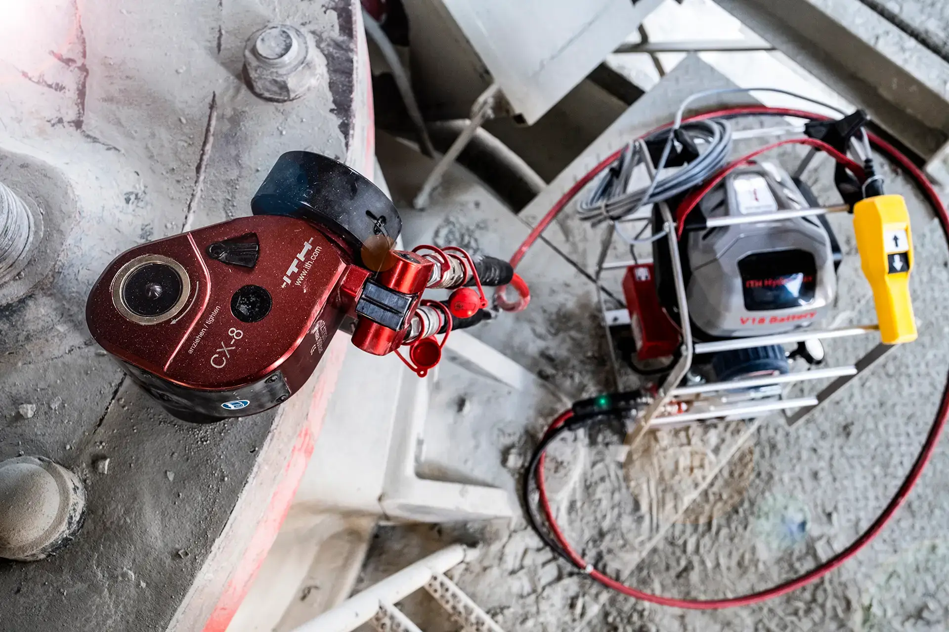 Hydraulischer Drehmomentschrauber Typ CX-2 mit ITH Hydraulikaggregat Hydro-DAX V18 Battery im Einsatz.