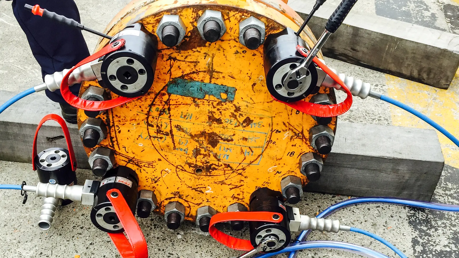 Mehrere ITH Schraubenspannzylinder werden gleichzeitig zur kontrollierten Montage einer ANSI/ASME-Flanschverbindung eingesetzt.