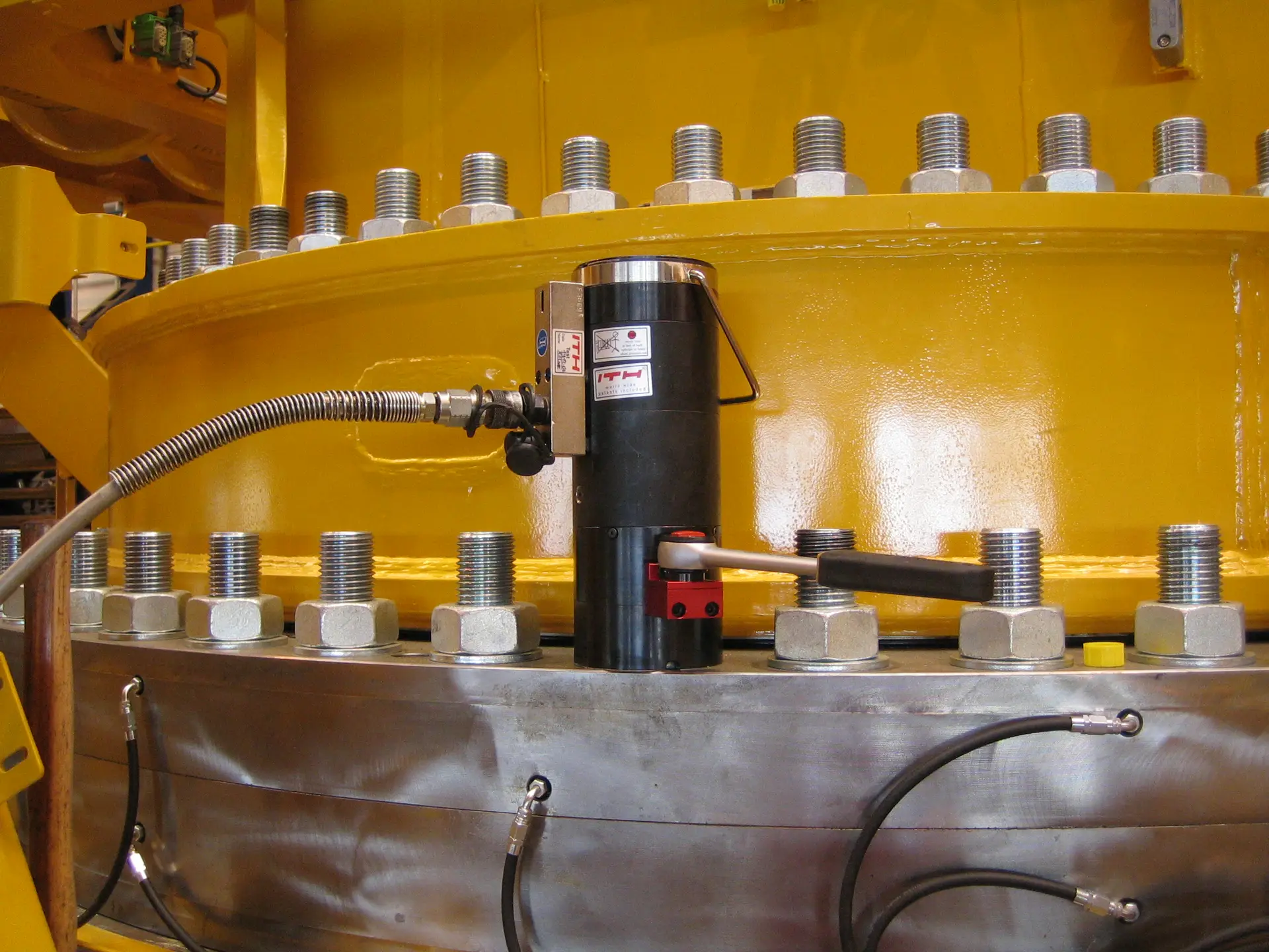 Ein ITH Hydraulik-Spannzylinder wird zur kontrollierten Vorspannung der Schraubverbindungen an einem Großwälzlager eingesetzt.