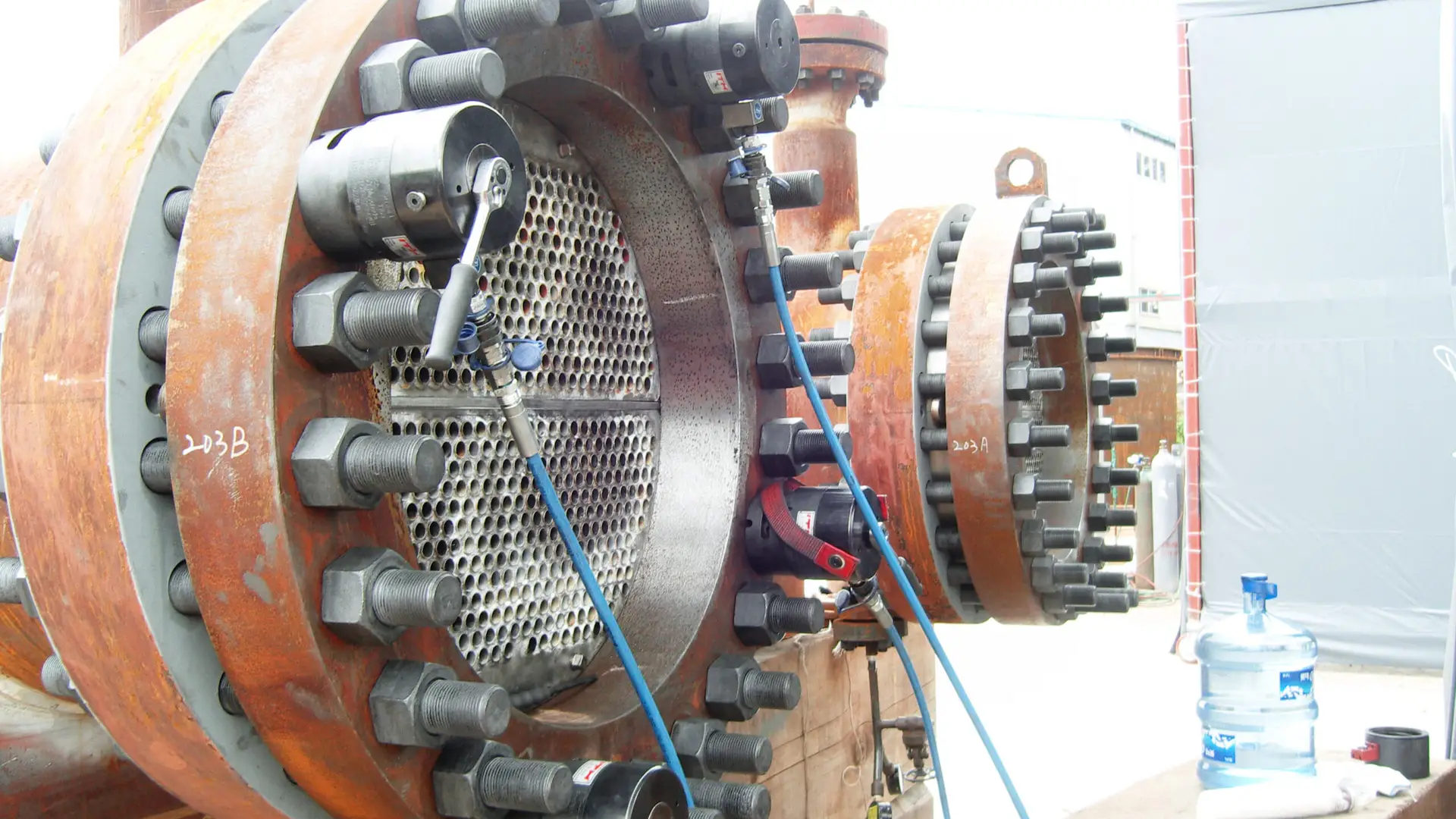 ITH Schraubenspannzylinder werden zur gleichmäßigen Verschraubung der Schraubverbindungen an einem Wärmetauscher eingesetzt.