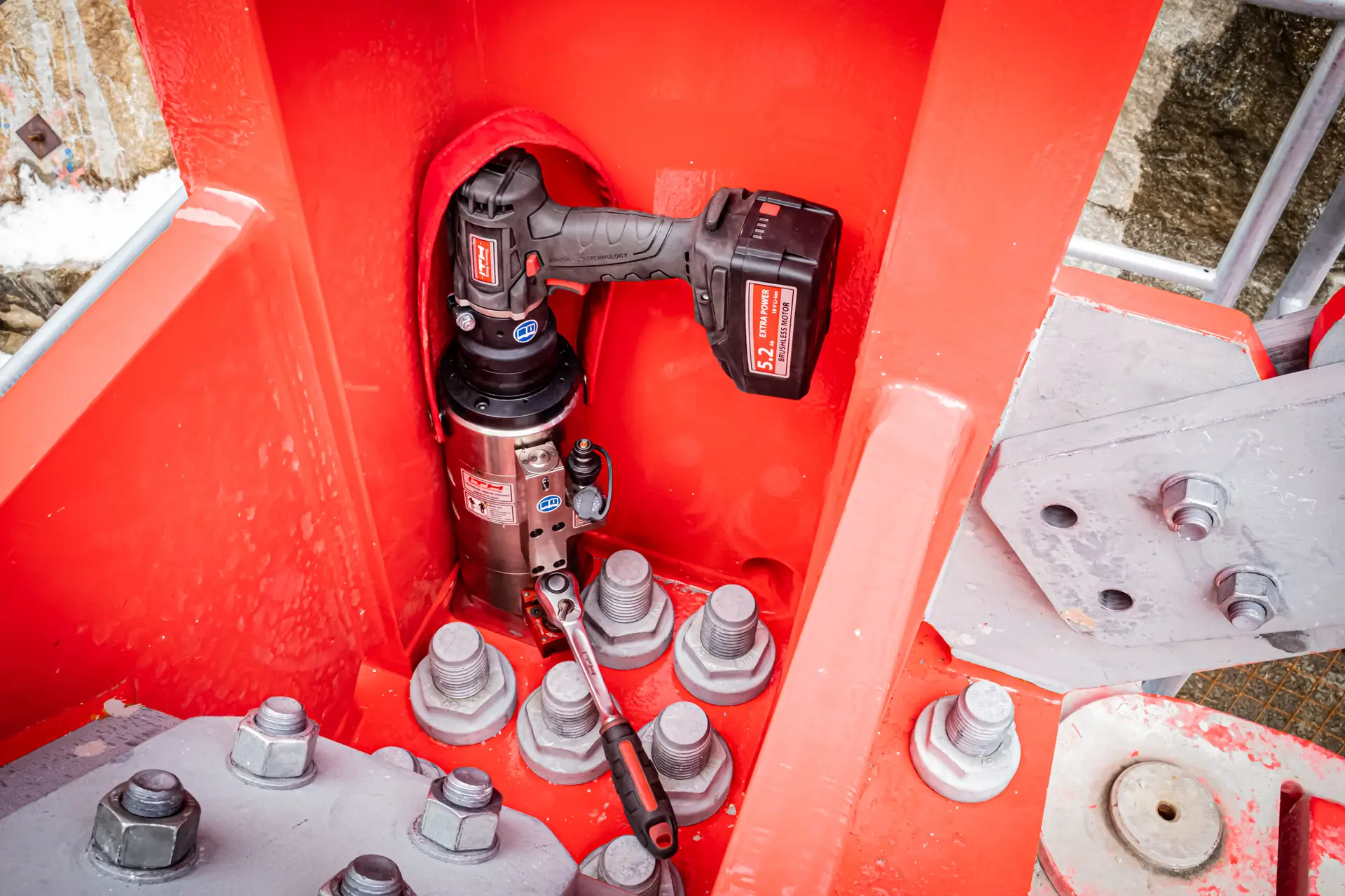 Ein ITH Akku-Drehmomentschrauber wird in einer innenliegenden Eckstoßverbindung zur Verschraubung mehrerer Schraubbolzen eingesetzt.