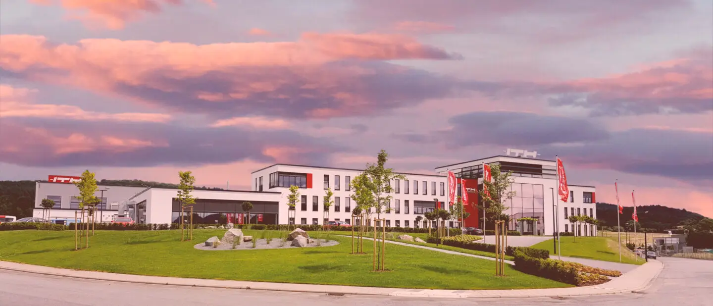 ITH Gebäude am hauptsitz Meschede bei Sonnenuntergang